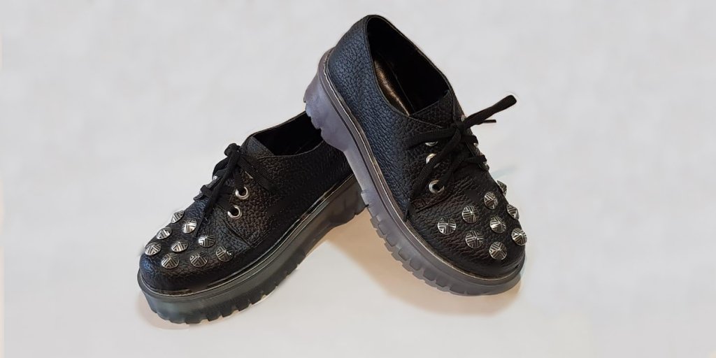 Zapato Abotinado Negro con tachas - IsabelaCalzados