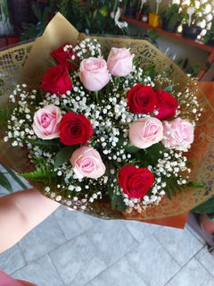 Bouquet com 12 Rosas - Floricultura Esquina das Flores - Espírito Santo do Pinhal 