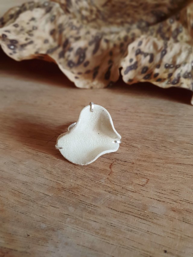 Anel ondulado em argila branca - Peça 05