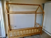 Cama montessori 1 plaza al piso con baranda