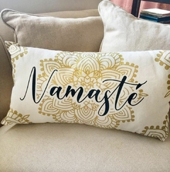 Almohadón algodón serigrafeado 45 x 25cm Namaste - comprar online