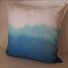 Almohadón tela tusor blanca con batik en azul y turquesa 50×50 cm