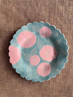 Plato verde y rosa con flores y hojas