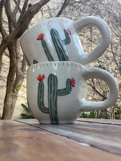 Taza cactus con flor roja