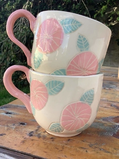 Taza color crudo con hojas verdes y flores + asa rosa