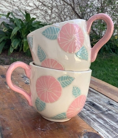 Taza color crudo con hojas verdes y flores + asa rosa - comprar online