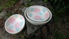 Cuenco crudo con flores rosa y hojas acqua en internet