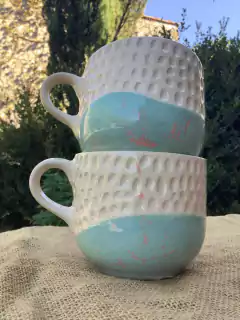 Taza color crudo, base acqua con pintitas rosa