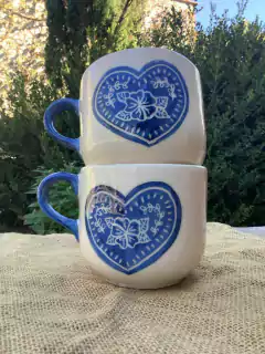 Taza color crudo con corazón y asa azul en internet