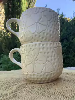 Taza color crudo con flores, hojas y pintitas en internet