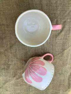 Taza color crudo con flor rosa - comprar online
