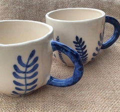 Taza color crudo con dibujos + asa azul eléctrico