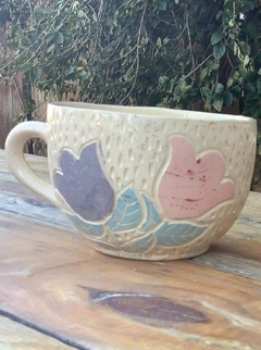 Tazón crudo con dibujos en lila y rosa en internet