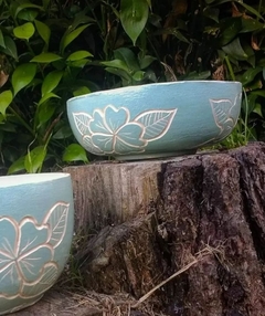 Cuenco color acqua con Flores y hojas