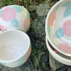 Tazón crudo con flores rosa y hojas acqua - comprar online