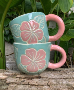 Taza fondo acqua con hojas y flores + asa color rosa