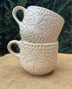 Taza color crudo con flores, hojas y pintitas