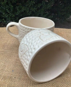 Taza color crudo con flores, hojas y pintitas - comprar online