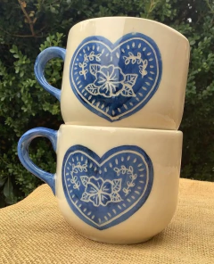 Taza color crudo con corazón y asa azul