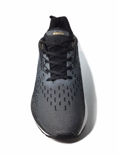 Diadora FLUIDO (FLUIDO) Negro Dorado - comprar online