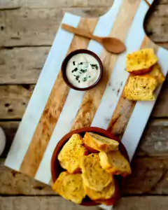 Tostadas saborizadas 1/4 kg. + dip de queso con hierbas - comprar online