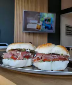 Rosetas brioche con crudo, pesto y tomate confitado x unidad - comprar online