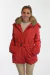 Campera de mujer con piel y guata en el interior y cinturón. Capucha desmontable.