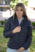 Campera de mujer ultraliviana con abrigo interno y capucha desmontable.
