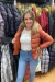 Campera de mujer con corderito en el interior y capucha fija.