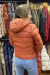 Campera de mujer con corderito en el interior y capucha fija. - comprar online