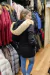 Campera de mujer larga en gabardina con capucha desmontable. en internet