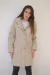 Campera de mujer larga con capucha en el cuello.