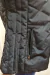 Campera de mujer en nylon con cuello en piel y capucha interna.