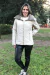 Campera de mujer en nylon con cuello en piel y capucha interna.