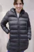 Campera larga de mujer con interior en corderito y capucha fija.
