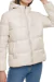 Campera de mujer ultraliviana con canelon ancho y capucha fija.