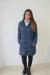 Campera de mujer ultraliviana larga con capucha fija.
