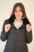 Campera de mujer con cuello en piel desmontable por medio de botones.