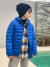 Campera de niño ultraliviana con capucha fija.