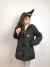 Campera de nena larga tipo montgomery con capucha fija.