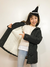 Campera de nena larga tipo montgomery con capucha fija.