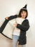 Campera de nena larga tipo montgomery con capucha fija.