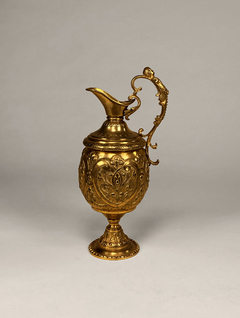Jarra de bronce cincelado