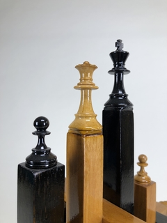 Escultura con piezas de ajedrez - Mayflower