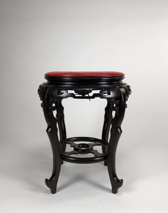 Pedestal en madera tallada