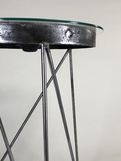 Mesa de diseño en acero y vidrio en internet