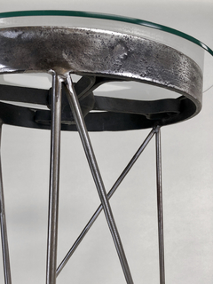 Mesa de diseño en acero y vidrio