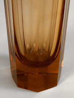 Florero de cristal facetado ambar - comprar online