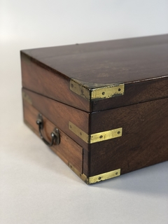 Caja Escribania Inglesa madera y bronce en internet