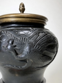 Vaso Chino en bronce acrílico y madera - Mayflower